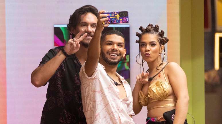 Os ex-BBBs Eliezer, Viny e Maria tirando selfie na casa do BBB