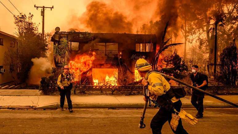 Bombeiros tiveram que contar com o sistema de água urbano para lidar com emergência