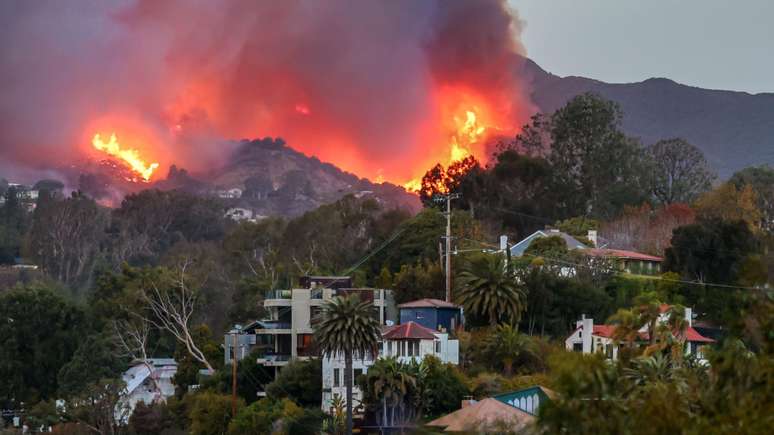 A idílica naturezajogar baccarat onlinePacific Palisades, que atraiu tantas celebridades e ricos, foi fortemente atingida por incêndios