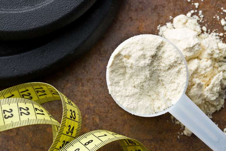 Leia o rótulo do whey protein com atenção e opte por produtos com menos ingredientes e sem adição de açúcares 