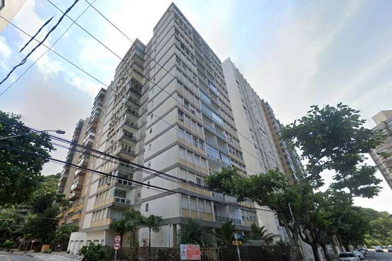 Um apartamento neste edifício no Guarujá (SP)  é leiloado pela Caixa por R$ 1,3 milhão.