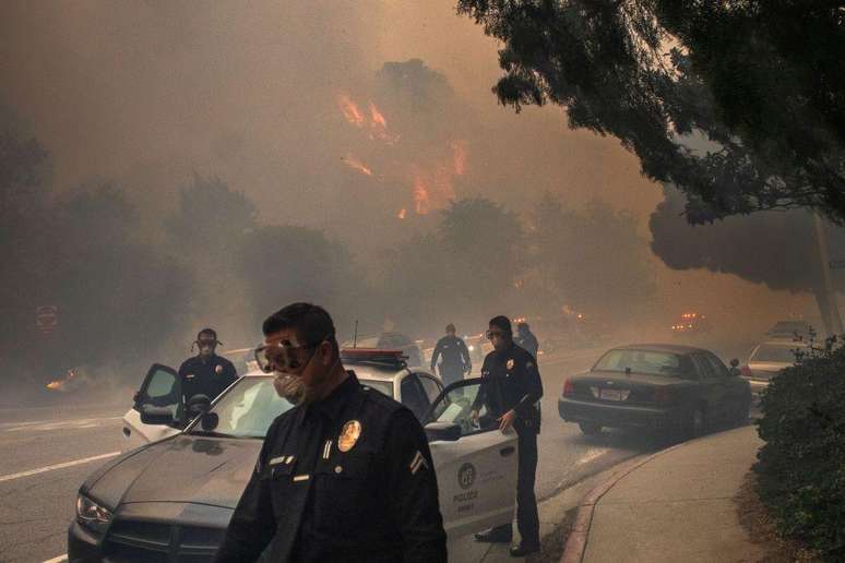 Os serviços de emergência tentavam mobilizar a população sob ordens de evacuação