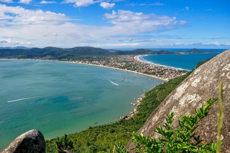 Bombinhas reúne vida noturna, gastronomia e belezas naturais