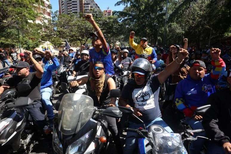 Simpatizantes do chavismo também saíram às ruas nesta quinta-feira (09/01)