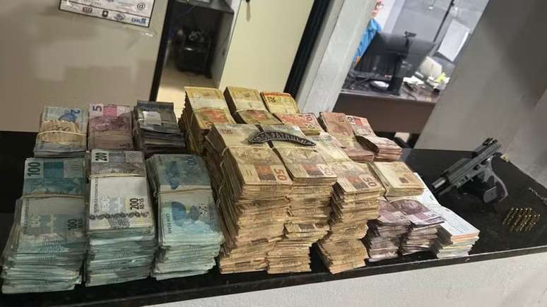 Polícia encontra mais de R$ 300 mil e R$ 2,5 milhões em cheque em casa de São Carlos