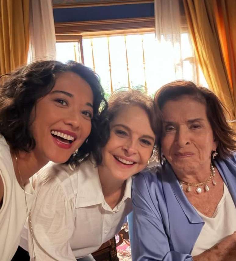 Jacqueline Sato, Drica Moraes e Betty Faria nos bastidores da novela -