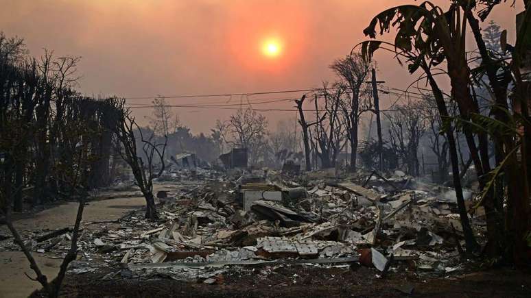 Grandes áreas urbanas foram destruídas pelas chamas