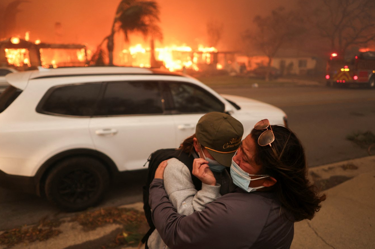 Em uma coletiva de imprensa, o chefe de polícia de Los Angeles, Jim McDonnell, descreveu os incêndios como 'um momento trágico de nossa história'