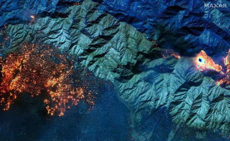 Imagem de satélite mostra os incêndios em Altadena, Los Angeles