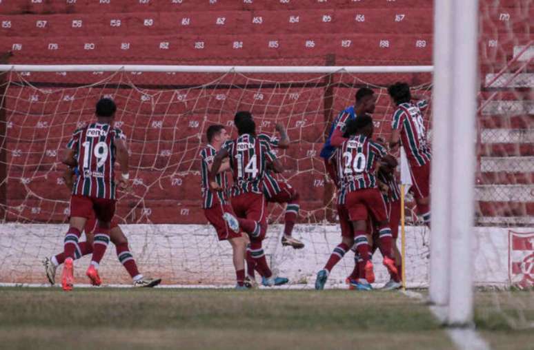 FOTO: LEONARDO BRASIL/ FLUMINENSE FC - Legenda: Jogadores do Fluminense comemoram o gol marcado por Vagno