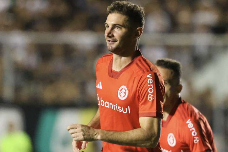 Lucas Alario com a camisa do Internacional. 