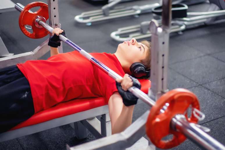 Para evitar lesões, adolescentes devem ser acompanhados por um profissional durante o treino 