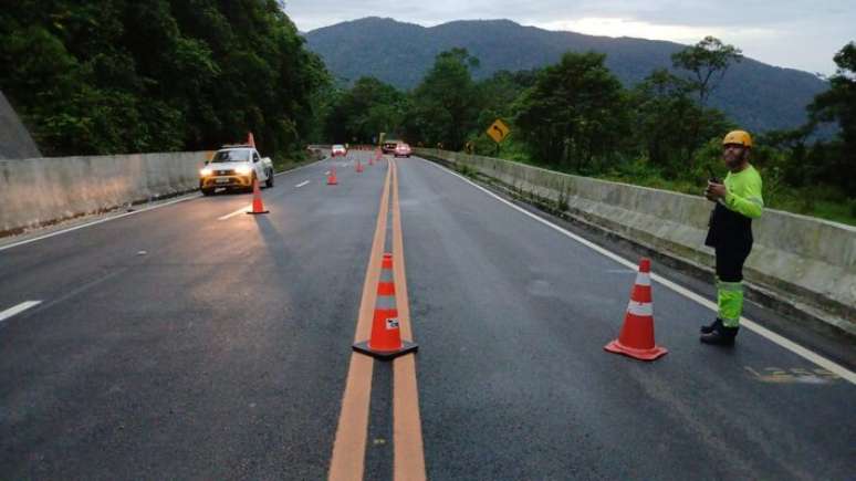 Após interdição, Rodovia Mogi-Bertioga é liberada no esquema ‘Pare e Siga’.