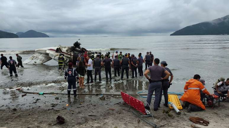 Avião de pequeno porte com 5 pessoas a bordo cai e explode7games quero um aplicativo paraUbatuba; piloto morre