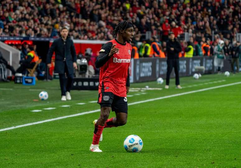 Jeremie Frimpong (Bayer Leverkusen) durante jogo contra o Freiburg, no dia 21.12.2024 