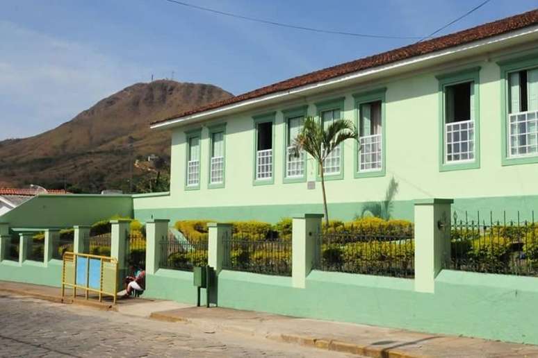 Fachada da Escola Municipal Coronel Manoel Pinto, em Carmo do Rio Claro (MG)