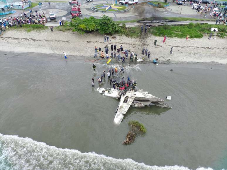 Avião de pequeno porte atravessou avenida, explodiu e foi parar no mar em Ubatuba