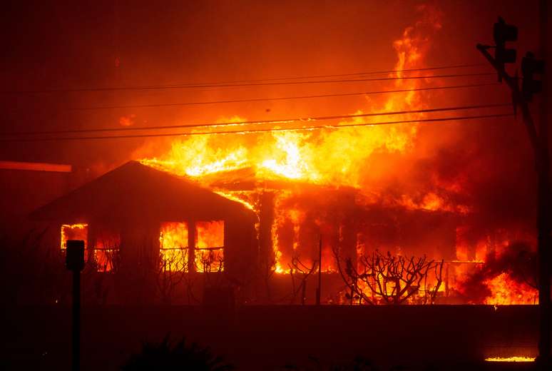 Um bombeiro combate incêndio em vendaval no Oeste de Los Angeles, Califórnia, Estados Unidos (8/2/2025)