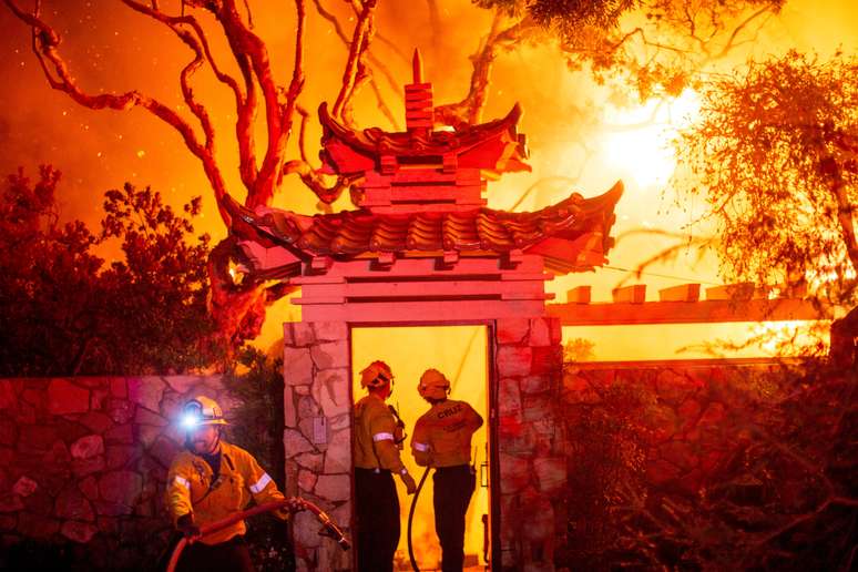 Chamas e fumaça saindo de prédio durante incêndios em Los Angeles, Califórnia, Estados Unidos (8/2/2025)