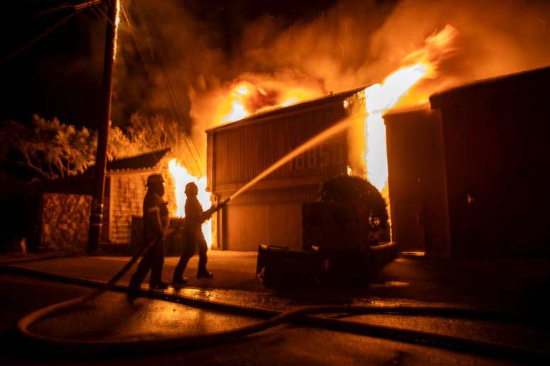 Bombeiros combatem incêndio durante vendaval no Oeste de Los Angeles, Califórnia, Estados Unidos (8/2/2025)