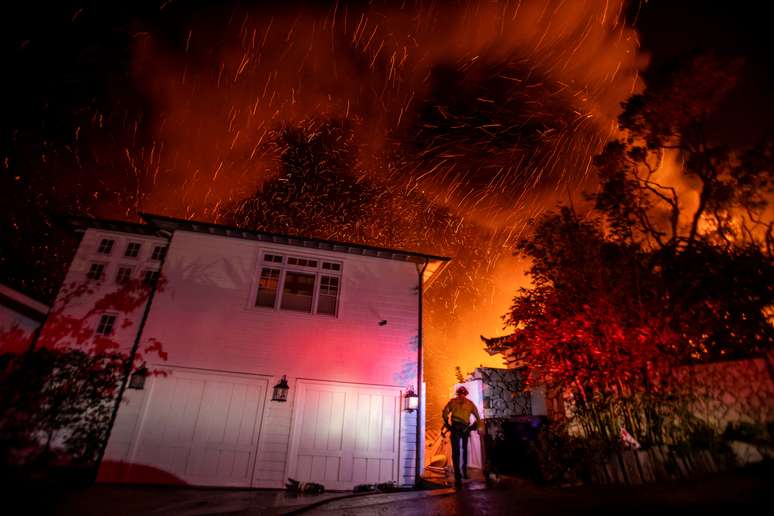 Fogo engole estrutura durante incêndio, em vendaval no Oeste de Los Angeles, Califórnia, Estados Unidos (7/2/2025)