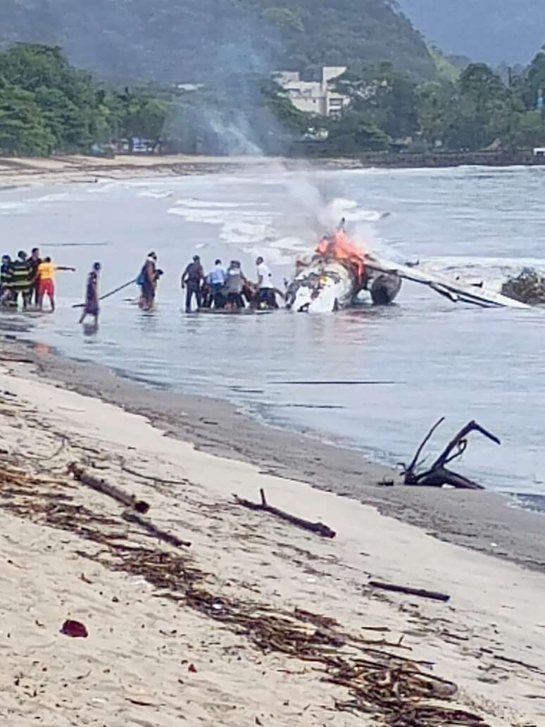 Avião cai em praia de Ubatuba, em São Paulo 