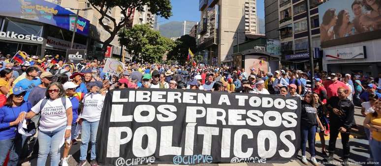 Um dia antes de Maduro ser empossado para um terceiro mandato, manifestantes foram às ruas exigir a libertação dos presos políticos