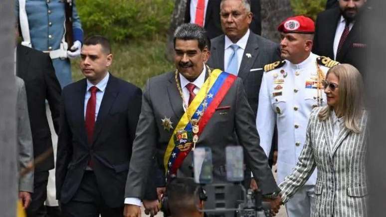 Apesar das dúvidas sobre a vitória nas eleições, Nicolás Maduro deve ser empossado perante o Parlamento venezuelano nesta sexta-feira (10/1)