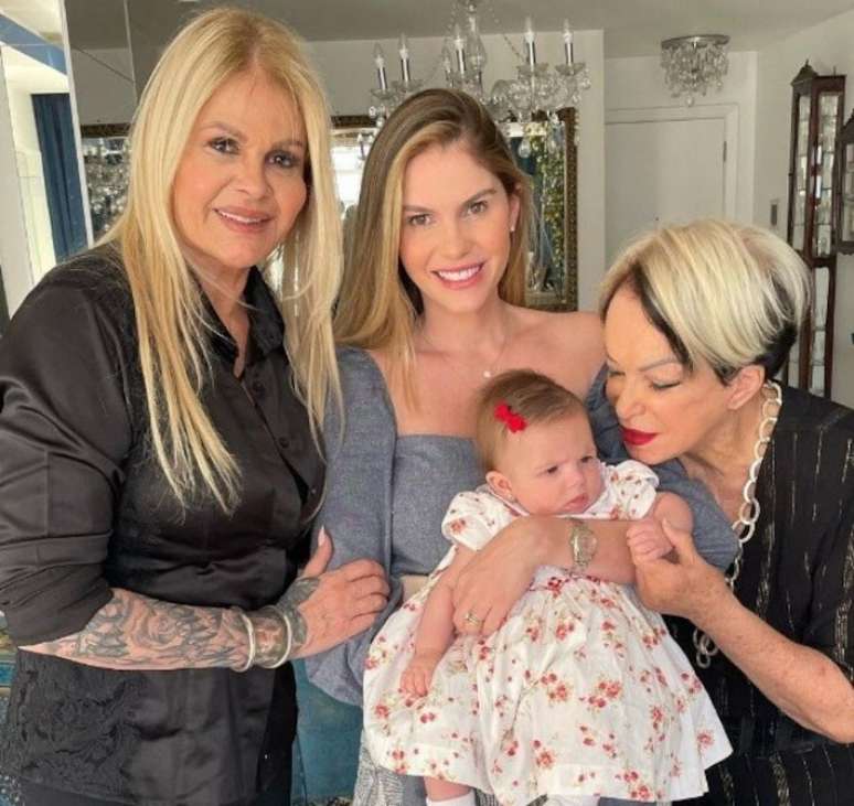 Monique Evans ao lado da filha, Bárbara Evans, e a filha, Ayla.