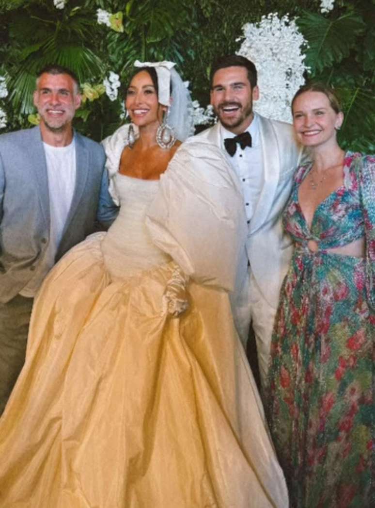 Sabrina Sato e Nicolas Prattes com Fernanda Rodrigues e Raoni Carneiro —