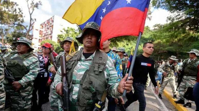 Membros da milícia bolivariana em Caracas no dia 7 de janeiro