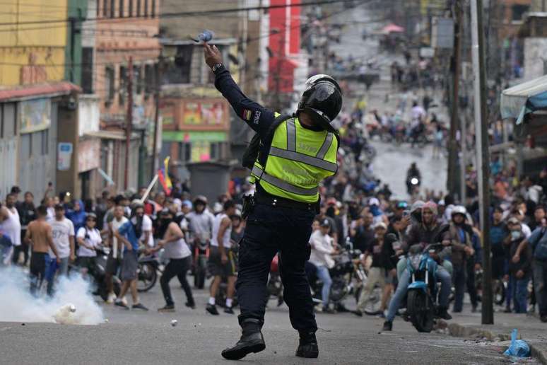 O mal-estar social ante a histórica crise econômica vivida pelo país forçou as autoridades a abandonar algumas das políticas do socialismo do século 21