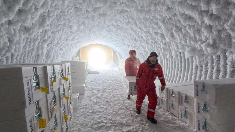 Os cientistas desenterraram o gelo antigo e o armazenaramcassino bingocavernas congeladas na camada de gelo