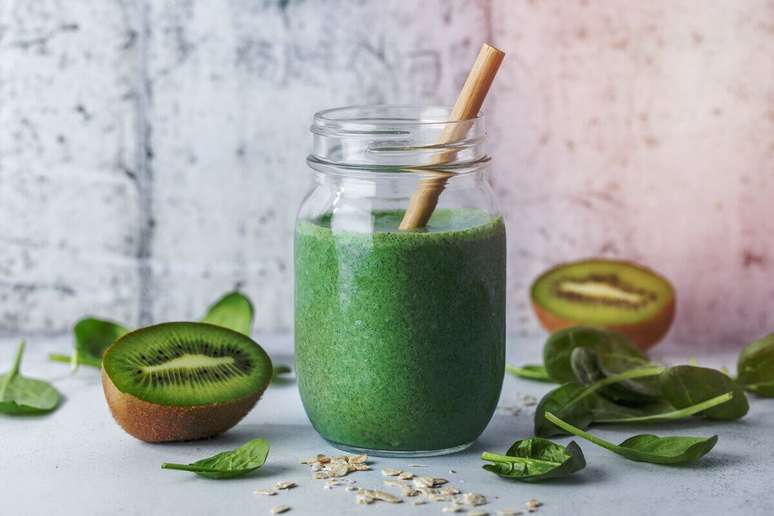 Suco verde de kiwi com aveia e espinafre 