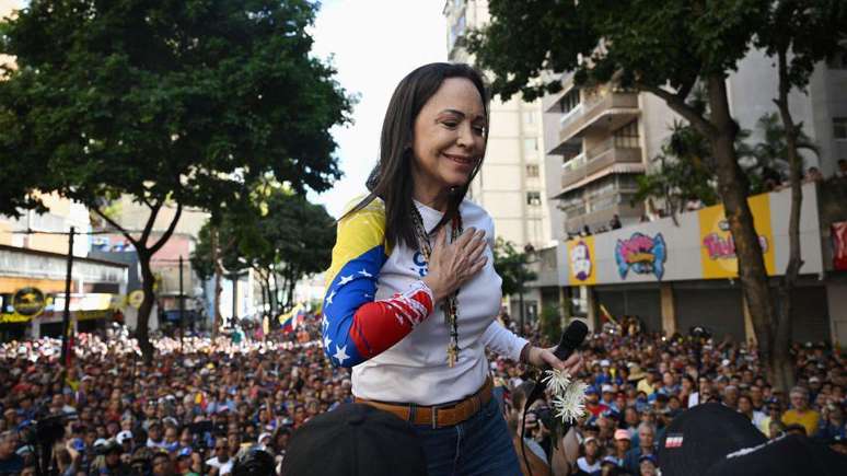 Um dia antes da posse, a líder da oposição María Corina Machado foi presa e depois liberada após fazer um discursounibet nbaum protesto