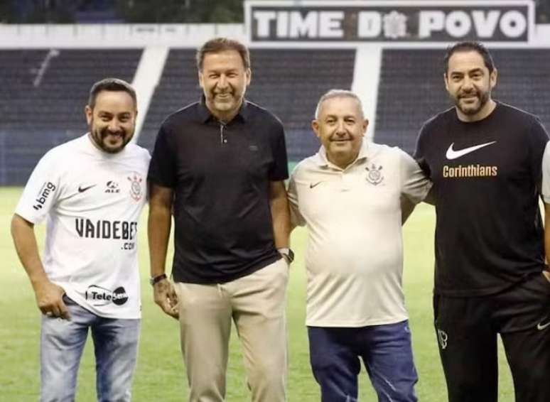 Claudinei Alves (diretor de base do Corinthians), Augusto Melo (presidente) Valmir Costa (diretor-ajunto da base) e Chicão (coordenador de transição).