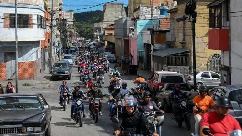 Grupos de motociclistas ligados ao governo patrulham as ruas de Caracas e outras cidades