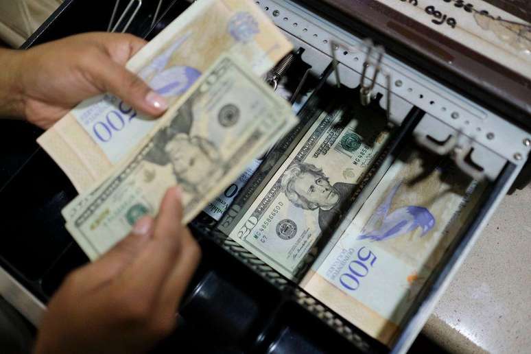 Depois de duas décadas proibindo o uso do dólar, as autoridades venezuelanas deram início à "dolarização informal" da sua economia em 2018