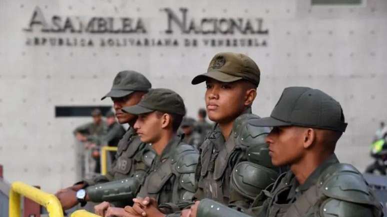 Há dias, a área ao redor da Assembleia Nacional Venezuelana é fortemente protegida por forças militares e policiais