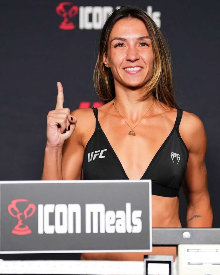 Amanda Ribas na pesagem do UFC Vegas 101 