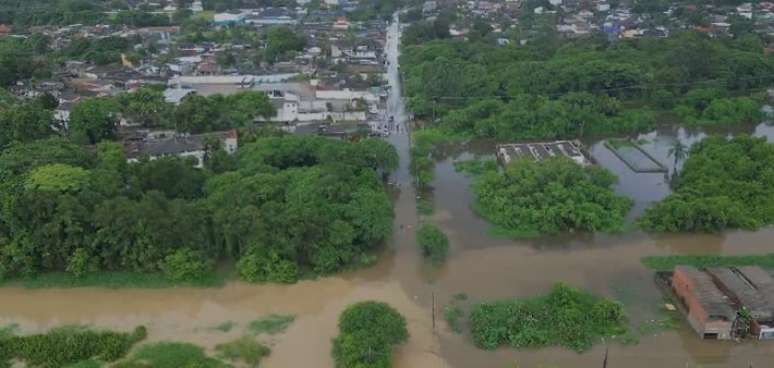 Inundações atingem o município de Peruíbe. Há risco de chuva ainda na região.