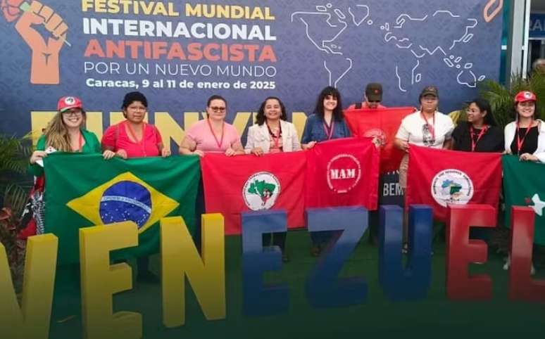 Membros do MST posam para uma foto durante um evento do Foro de São Paulo que antecedeu a posse de Maduro na Venezuela