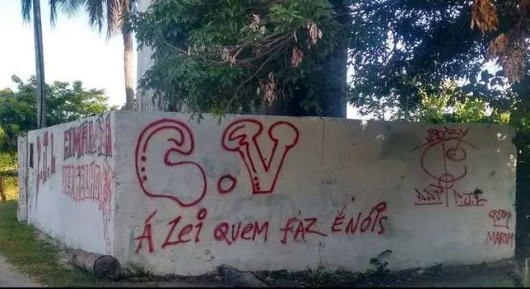 Marca do Comando Vermelho (CV) em um muro de Salvador. Facção originada no Rio de Janeiro é “tudo 2”.