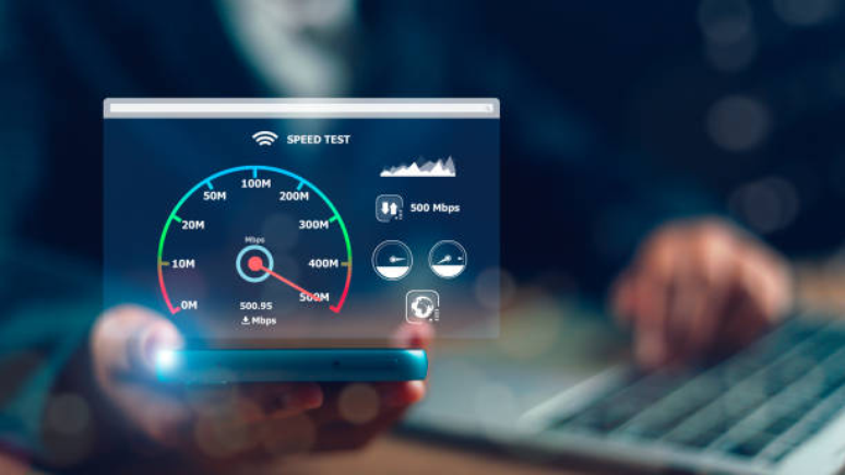 O speed test, também conhecido como teste de velocidade de internet, é um recurso que permite avaliar a velocidade e o desempenho de uma conexão em redes domésticas, comerciais ou empresariais. 