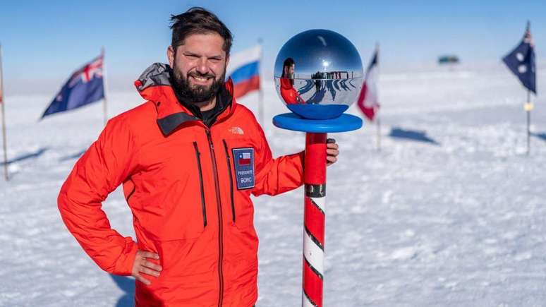 O presidente do Chile, Gabriel Boric, foi o primeiro líder latino-americano a chegar ao ponto mais ao sul do planeta