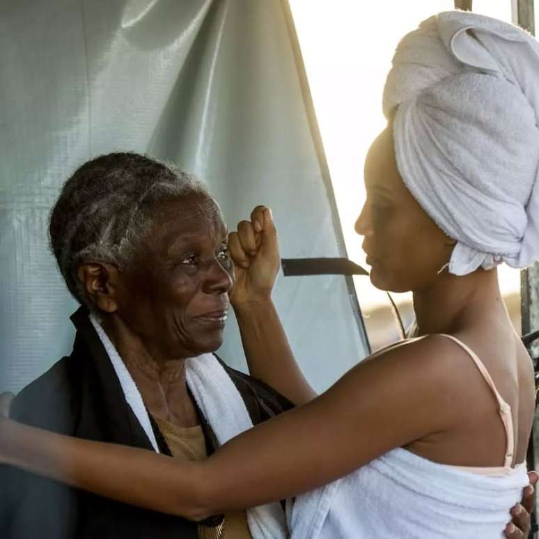 A professora aposentada Diva Guimarães aparece ao lado de Taís Araujo nos bastidores do filme 'Medida Provisória'