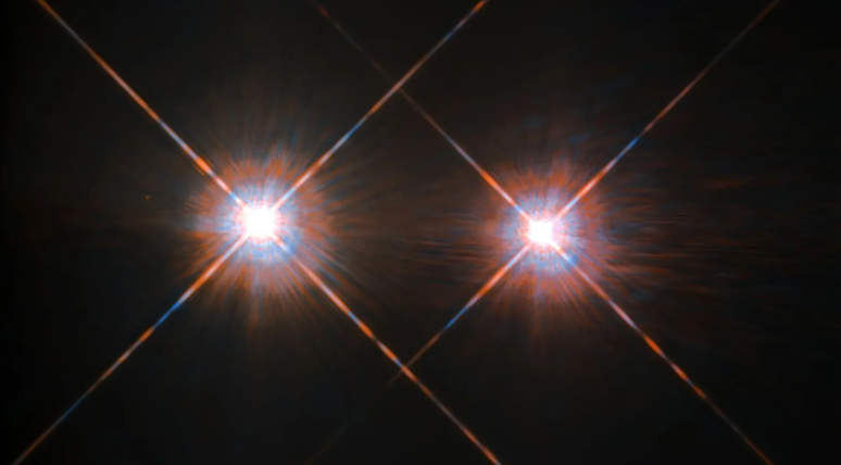 O sistema solar mais próximo da Terra é o grupo Alpha Centauri, que inclui as estrelas binárias Alpha Centauri A e B.