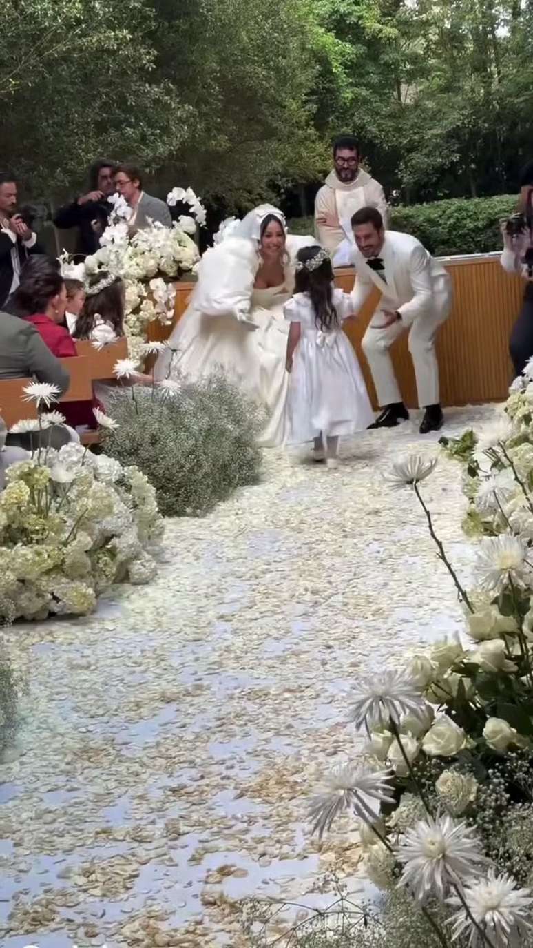 Zoe levou as alianças no casamento de Sabrina Sato e Nicolas Prattes 