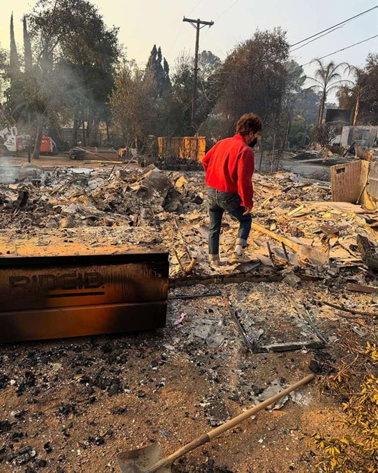 Mandy Moore compartilhou fotos dos danos causados ​​pelo incêndio Eaton ao redor de sua casa em Altadena, Califórnia. De Mandy Moore/Instagram