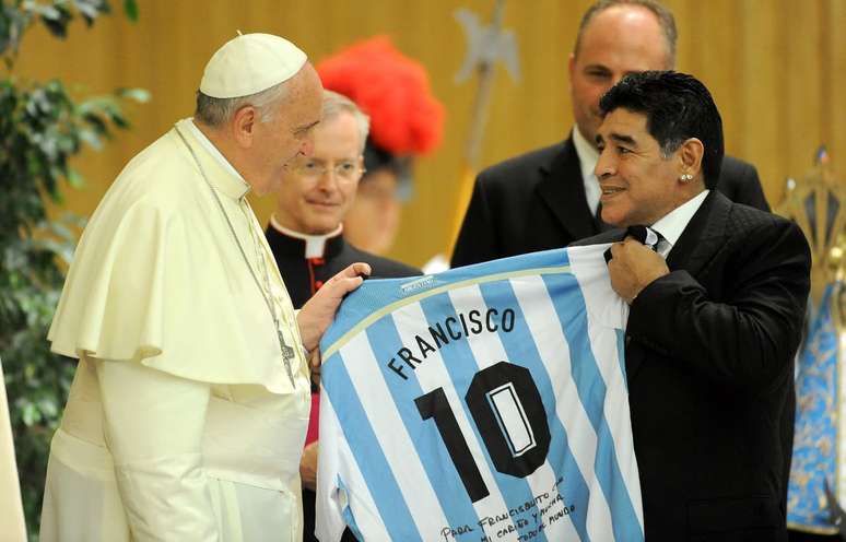 En 2014, el Papa recibió una camiseta personalizada de manos de Maradona -